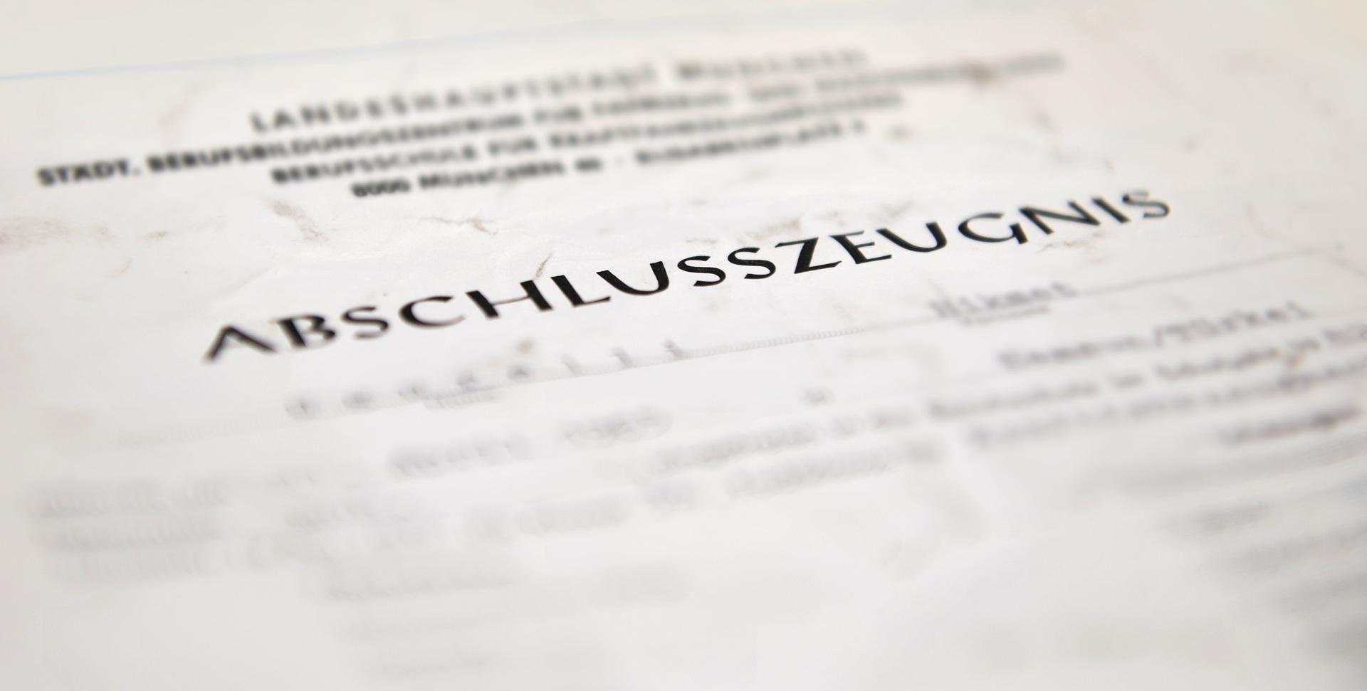 Abschlusszeugnis in unscharfer Nahaufnahme | Ghostwriter Masterarbeit